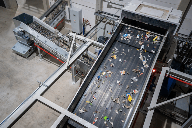 Ceramin®-Rezyklat auf einem Förderband in der Recyclinganlage