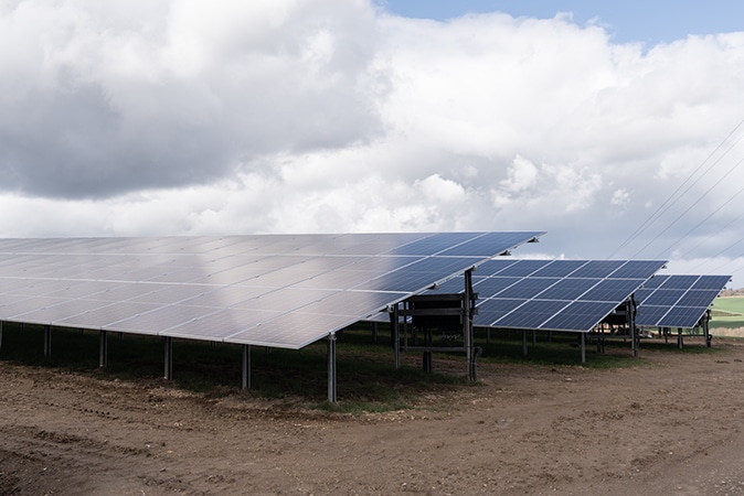 Solaranlage mit Modulen auf Stahlgestell