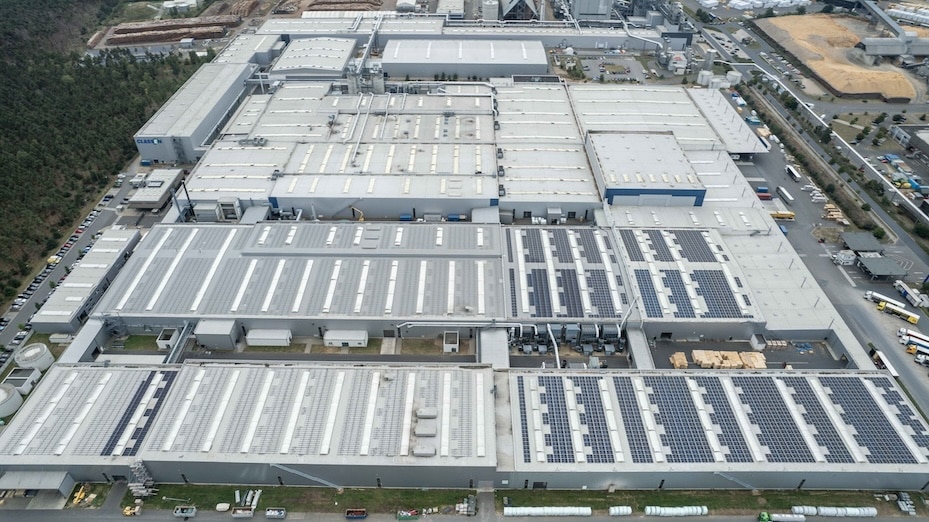 Luftaufnahme eines großen Werkkomplexes mit Hallendächern in Baruth von CLASSEN