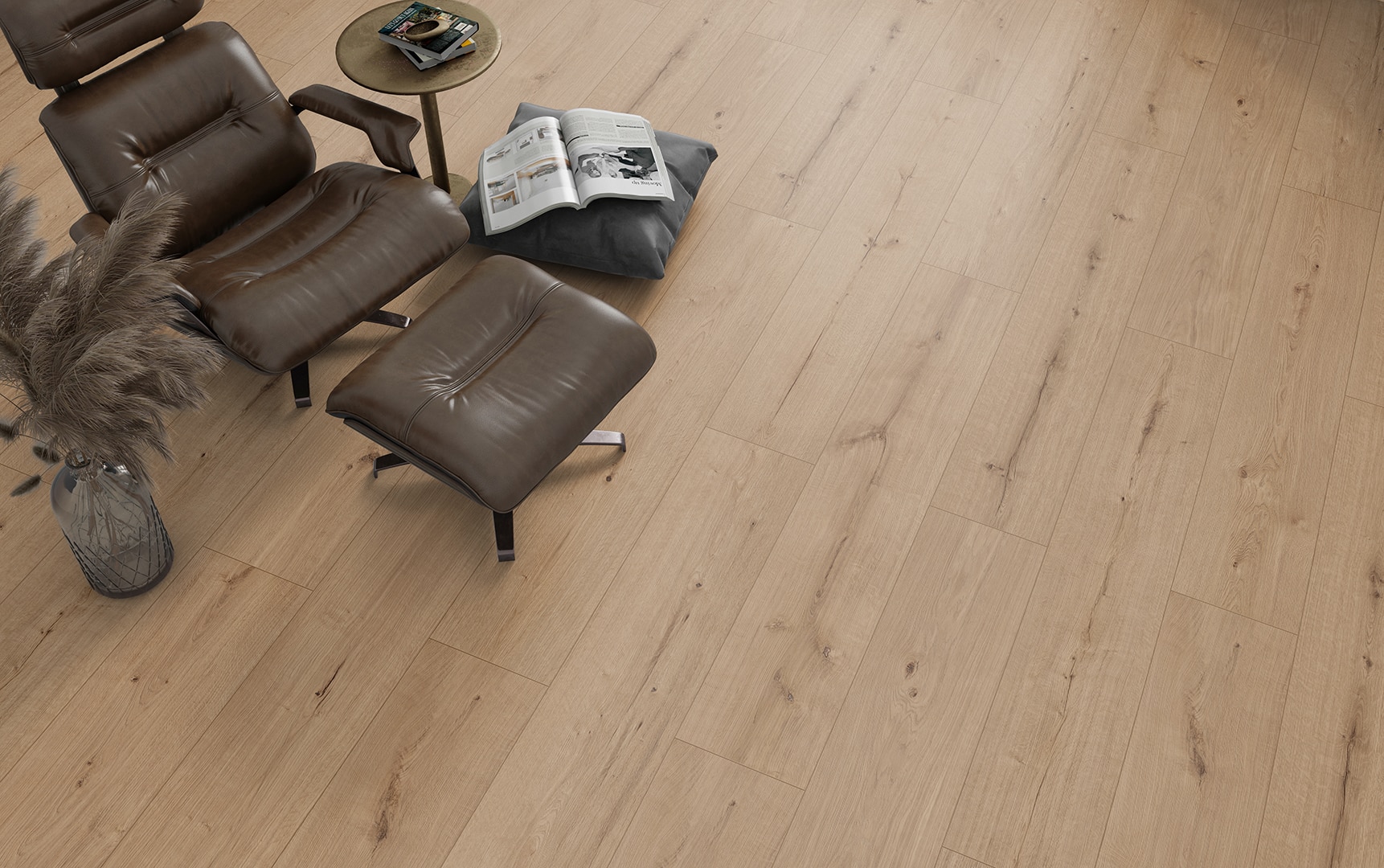 Ein moderner Wohnraum mit Holzoptikboden und Ledersessel