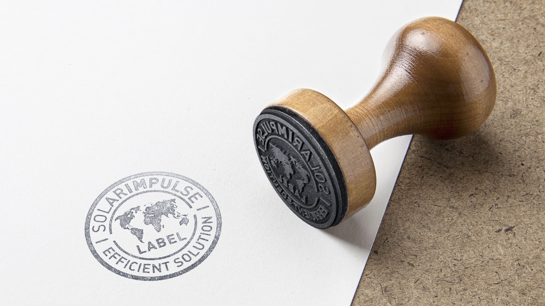 Ein Holzstempel mit Abdruck auf einem hellen Tisch