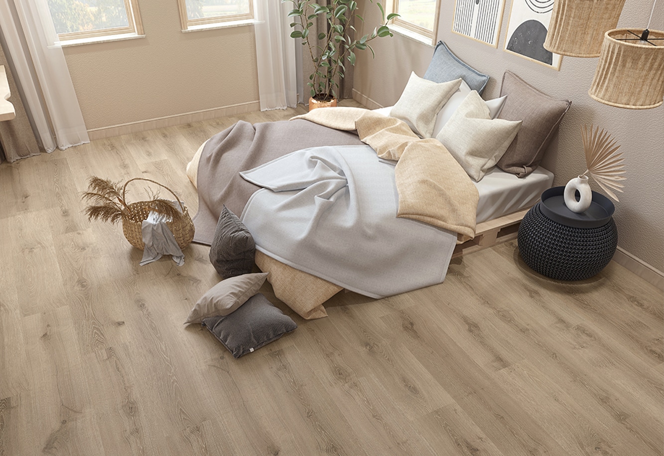 Schlafzimmer mit hellem Holzoptikboden und gemütlicher Bettlandschaft