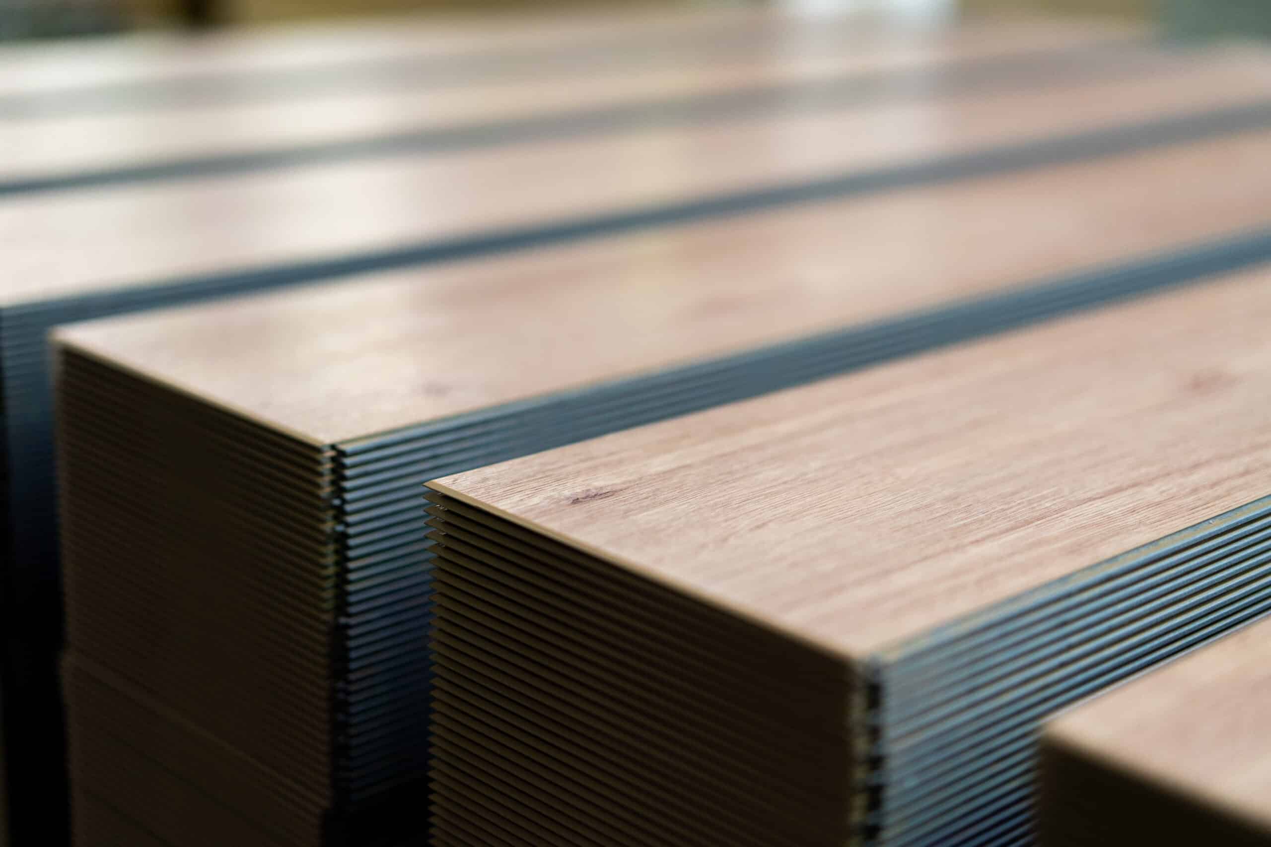 Mehrere Stapel von Dielen liegen nebeneinander.