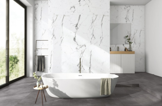 Modernes Bad mit freistehender Wanne, Marmorwand und hellem Boden