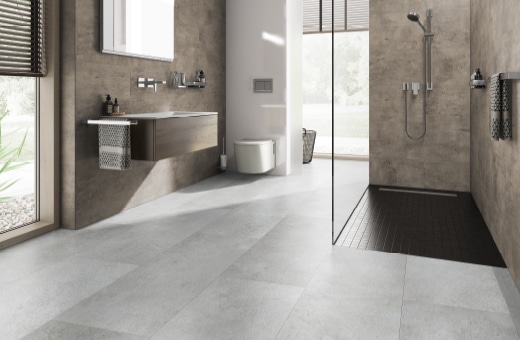 Moderner Flur mit großformatigen grauen Fliesen