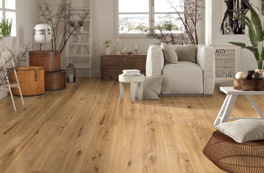 Kinderzimmer mit hellem Holzoptikboden