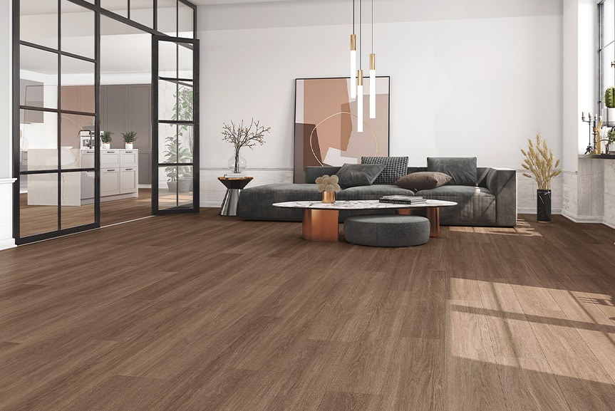 Wohnzimmer mit dunklem Vinylboden und grauem Sofa