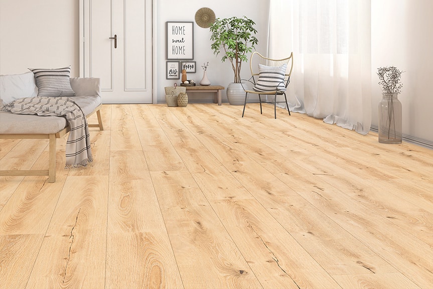 Raum mit hellem Holzoptikboden und großem Fenster