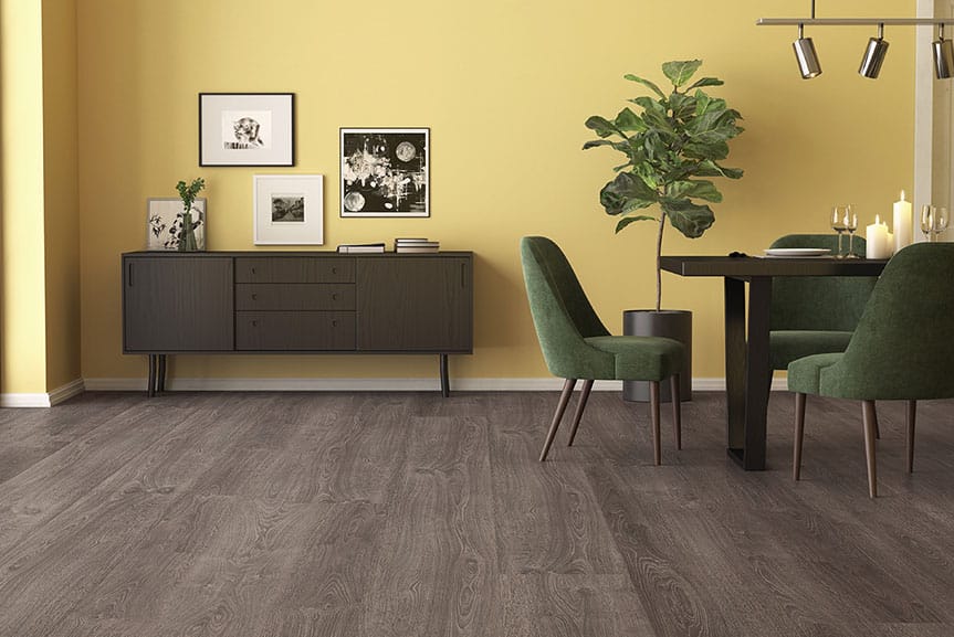 Esszimmer mit grünem Akzent – dunkler Holzboden