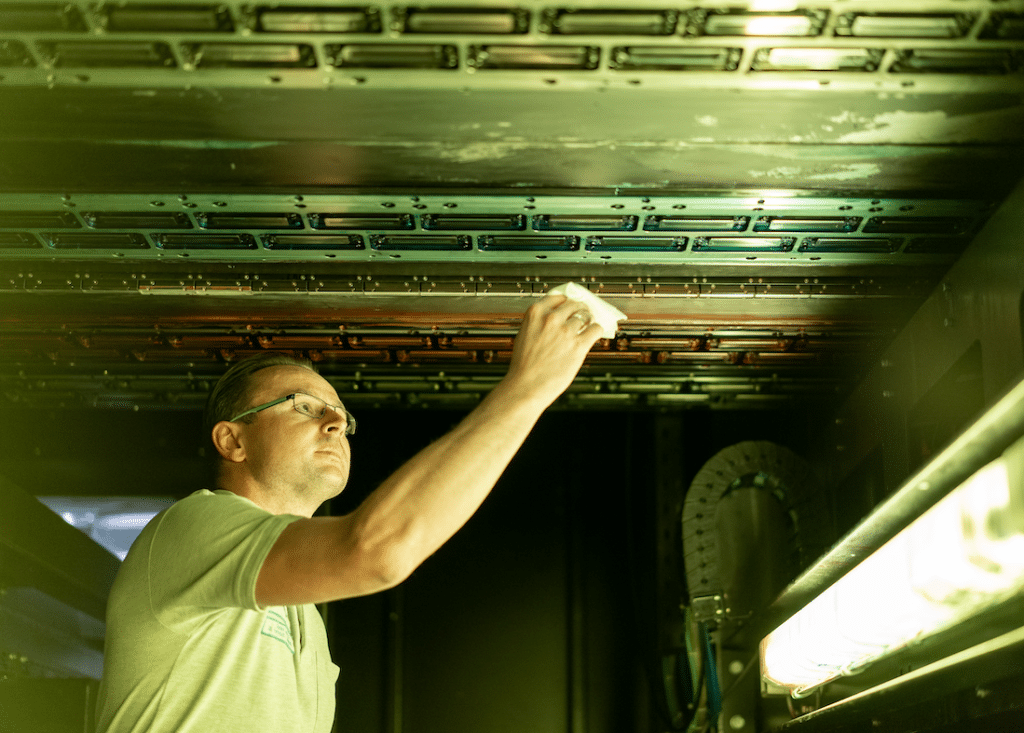 Handwerker montiert Decke – technische Arbeiten im Gebäude