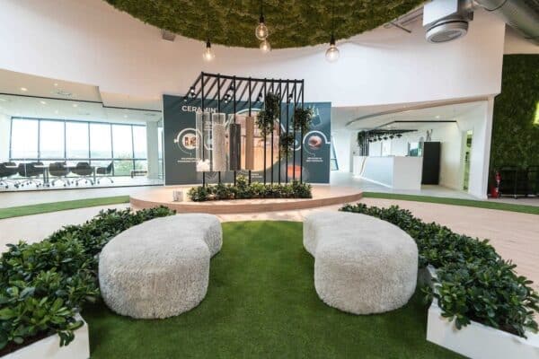 Empfangsbereich mit grüner Begrünung und nachhaltigem Interior-Design